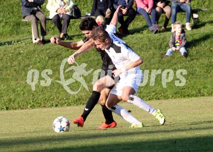 Fussball. Kaerntner Liga. Koettmannsdorf gegen Spittal/Drau. Stephan Buergler (Koettmannsdorf), Konstantin Kamnig (Spittal/Drau), Koettmannsdorf, 31.10.2015.
Foto: Kuess
---
pressefotos, pressefotografie, kuess, qs, qspictures, sport, bild, bilder, bilddatenbank