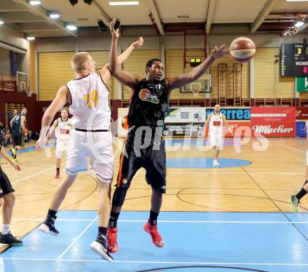 Basketball 2. Bundesliga 2015/16 Grunddurchgang 7.Runde.  Woerthersee Piraten gegen Basket Flames. SEbastian Wuertz,  (Woerthersee Piraten), Seyni N Diaye (Basket Flames). Klagenfurt, am 31.10.2015.
Foto: Kuess
---
pressefotos, pressefotografie, kuess, qs, qspictures, sport, bild, bilder, bilddatenbank