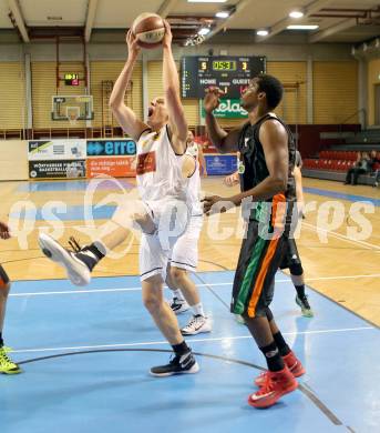 Basketball 2. Bundesliga 2015/16 Grunddurchgang 7.Runde.  Woerthersee Piraten gegen Basket Flames. SEbastiann Wuertz, (Woerthersee Piraten), Seyni N Diaye (Basket Flames). Klagenfurt, am 31.10.2015.
Foto: Kuess
---
pressefotos, pressefotografie, kuess, qs, qspictures, sport, bild, bilder, bilddatenbank