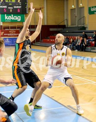 Basketball 2. Bundesliga 2015/16 Grunddurchgang 7.Runde.  Woerthersee Piraten gegen Basket Flames. Joachim Buggelsheim,  (Woerthersee Piraten), Vladimir Gavranic (Basket Flames). Klagenfurt, am 31.10.2015.
Foto: Kuess
---
pressefotos, pressefotografie, kuess, qs, qspictures, sport, bild, bilder, bilddatenbank