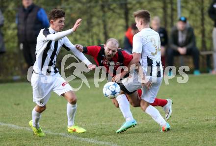 Fussball 1. KLasse C. Sirnitz gegen ASK. Markus Struckl, (Sirnitz), Thomas Petz, Thomas Wallner (ASK). Sirnitz, am 31.10.2015.
Foto: Kuess
---
pressefotos, pressefotografie, kuess, qs, qspictures, sport, bild, bilder, bilddatenbank