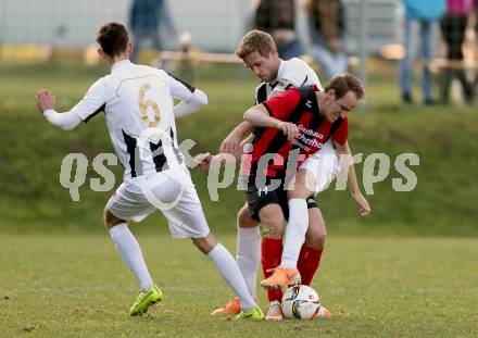 Fussball 1. KLasse C. Sirnitz gegen ASK. Daniel Krassnitzer,  (Sirnitz), Thomas Petz, Alexander Trampitsch (ASK). Sirnitz, am 31.10.2015.
Foto: Kuess
---
pressefotos, pressefotografie, kuess, qs, qspictures, sport, bild, bilder, bilddatenbank