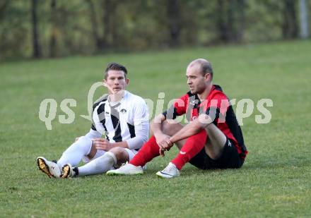 Fussball 1. KLasse C. Sirnitz gegen ASK. Markus Struckl,  (Sirnitz), Guenther Hubmann (ASK). Sirnitz, am 31.10.2015.
Foto: Kuess
---
pressefotos, pressefotografie, kuess, qs, qspictures, sport, bild, bilder, bilddatenbank