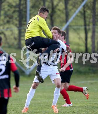 Fussball 1. KLasse C. Sirnitz gegen ASK. Christian Fritzer,  (Sirnitz), Alexander Trampitsch (ASK). Sirnitz, am 31.10.2015.
Foto: Kuess
---
pressefotos, pressefotografie, kuess, qs, qspictures, sport, bild, bilder, bilddatenbank