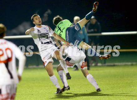 Fussball Kaerntner Liga. SAK gegen Feldkirchen.  Murat Veliu, (SAK), Sandro Struckl  (Feldkirchen). Welzenegg, am 6.11.2015.
Foto: Kuess
---
pressefotos, pressefotografie, kuess, qs, qspictures, sport, bild, bilder, bilddatenbank