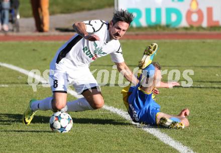 Fussball Kaerntner Liga. Voelkermarkt gegen St. Michael/Lavanttal.  Thomas Riedl,  (Voelkermarkt), Stefan Arzberger (St. Michael). Voelkermarkt, am 7.11.2015.
Foto: Kuess
---
pressefotos, pressefotografie, kuess, qs, qspictures, sport, bild, bilder, bilddatenbank