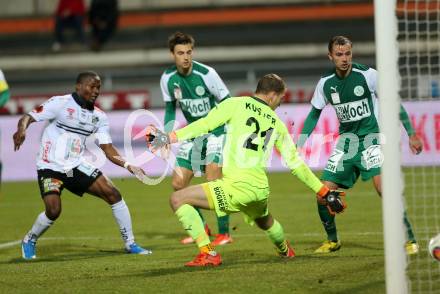 Fussball tipico Bundesliga. RZ Pellets WAC gegen SV Mattersburg.  Issiaka Ouedraogo,  (WAC), Markus Kuster (Mattersburg). Wolfsberg, am 7.11.2015.
Foto: Kuess
---
pressefotos, pressefotografie, kuess, qs, qspictures, sport, bild, bilder, bilddatenbank