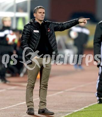 Fussball tipico Bundesliga. RZ Pellets WAC gegen SV Mattersburg. Trainer Dietmar Kuehbauer (WAC). Wolfsberg, am 7.11.2015.
Foto: Kuess
---
pressefotos, pressefotografie, kuess, qs, qspictures, sport, bild, bilder, bilddatenbank