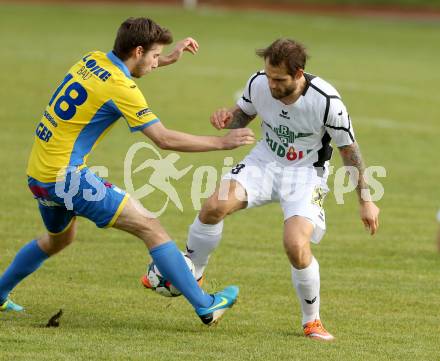 Fussball Kaerntner Liga. Voelkermarkt gegen St. Michael/Lavanttal.  Christopher Sauerschnig, (Voelkermarkt), Stefan Arzberger (St. Michael). Voelkermarkt, am 7.11.2015.
Foto: Kuess
---
pressefotos, pressefotografie, kuess, qs, qspictures, sport, bild, bilder, bilddatenbank