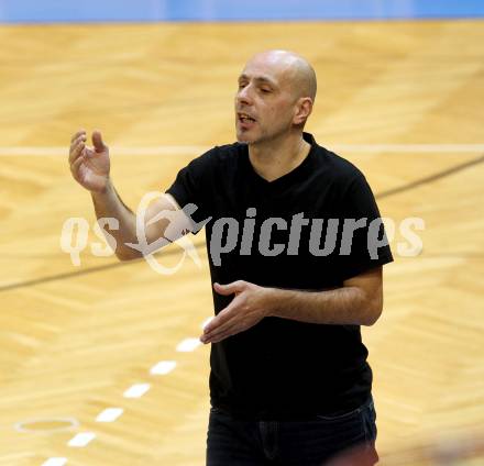 Basketball 2. Bundesliga 2015/16 Grunddurchgang 8.Runde.  KOÅ  Celovec	gegen Mattersburg Rocks. Trainer Rok Zupan (KOS). Klagenfurt, am 7.11.2015.
Foto: Kuess
---
pressefotos, pressefotografie, kuess, qs, qspictures, sport, bild, bilder, bilddatenbank