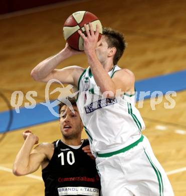 Basketball 2. Bundesliga 2015/16 Grunddurchgang 8.Runde.  KOÅ  Celovec	gegen Mattersburg Rocks. Erculj Ziga (KOS), Jan Nicoli (Mattersburg). Klagenfurt, am 7.11.2015.
Foto: Kuess
---
pressefotos, pressefotografie, kuess, qs, qspictures, sport, bild, bilder, bilddatenbank