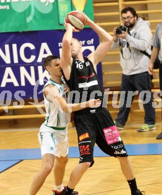 Basketball 2. Bundesliga 2015/16 Grunddurchgang 8.Runde.  KOÅ  Celovec	gegen Mattersburg Rocks. Nenad Kalmanada (KOS), Hallet Corey (Mattersburg). Klagenfurt, am 7.11.2015.
Foto: Kuess
---
pressefotos, pressefotografie, kuess, qs, qspictures, sport, bild, bilder, bilddatenbank