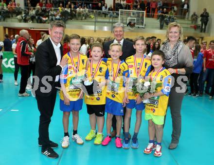 Ehrungen des Kaerntner Volleyballverbandes. Landeshauptmann Peter Kaiser, Landessportdirektor Arno Arthofer, Aich/Dob U11. Klagenfurt, 12.11.2015.
Foto: Kuess
---
pressefotos, pressefotografie, kuess, qs, qspictures, sport, bild, bilder, bilddatenbank