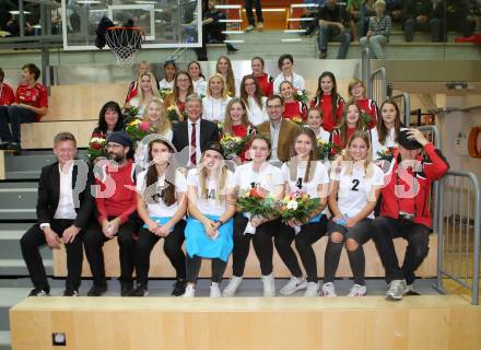 Ehrungen des Kaerntner Volleyballverbandes. Landeshauptmann Peter Kaiser,  Landessportdirektor Arno Arthofer, Brueckl hotvolleys. Klagenfurt, 12.11.2015.
Foto: Kuess
---
pressefotos, pressefotografie, kuess, qs, qspictures, sport, bild, bilder, bilddatenbank