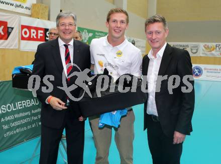 Ehrungen des Kaerntner Volleyballverbandes. Landeshauptmann Peter Kaiser, Florian Schnetzer, Landessportdirektor Arno Arthofer. Klagenfurt, 12.11.2015.
Foto: Kuess
---
pressefotos, pressefotografie, kuess, qs, qspictures, sport, bild, bilder, bilddatenbank