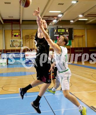 Basketball. OEBV Cup. KOS Celovec gegen BK Mattersburg Rocks. Simon Pasterk,  (KOS), Corey Hallett (Mattersburg). Klagenfurt, am 14.11.2015.
Foto: Kuess
---
pressefotos, pressefotografie, kuess, qs, qspictures, sport, bild, bilder, bilddatenbank