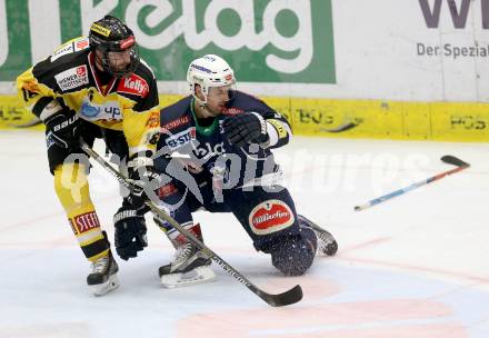 EBEL. Eishockey Bundesliga. EC VSV gegen UPC Vienna Capitals. Rick Schofield, (VSV), MacGregor Sharp (Caps). Villach, am 17.11.2015.
Foto: Kuess 


---
pressefotos, pressefotografie, kuess, qs, qspictures, sport, bild, bilder, bilddatenbank