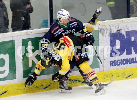 EBEL. Eishockey Bundesliga. EC VSV gegen UPC Vienna Capitals. Dustin Johner,  (VSV), Troy Milam (Caps). Villach, am 17.11.2015.
Foto: Kuess 


---
pressefotos, pressefotografie, kuess, qs, qspictures, sport, bild, bilder, bilddatenbank