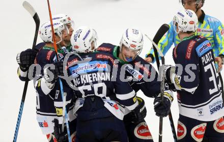 EBEL. Eishockey Bundesliga. EC VSV gegen UPC Vienna Capitals. Torjubel Stefan Bacher, Ryan McKiernan, Patrick Platzer, Brock McBride, Daniel Nageler (VSV). Villach, am 17.11.2015.
Foto: Kuess 


---
pressefotos, pressefotografie, kuess, qs, qspictures, sport, bild, bilder, bilddatenbank