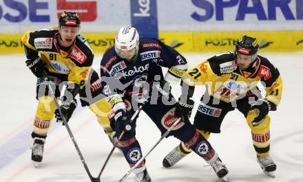 EBEL. Eishockey Bundesliga. EC VSV gegen UPC Vienna Capitals. Benjamin Petrik, Simon Gamache,  (VSV), Derek Whitmore (Caps). Villach, am 17.11.2015.
Foto: Kuess 


---
pressefotos, pressefotografie, kuess, qs, qspictures, sport, bild, bilder, bilddatenbank