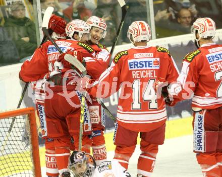 EBEL. Eishockey Bundesliga. KAC gegen 	Moser Medical Graz 99ers. Torjubel Patrick Harand, Manuel Ganahl (KAC). Klagenfurt, am 17.11.2015.
Foto: Kuess

---
pressefotos, pressefotografie, kuess, qs, qspictures, sport, bild, bilder, bilddatenbank