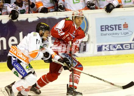 EBEL. Eishockey Bundesliga. KAC gegen 	Moser Medical Graz 99ers. Thomas Hundertpfund, (KAC), Jonas Almtorp  (Graz). Klagenfurt, am 17.11.2015.
Foto: Kuess

---
pressefotos, pressefotografie, kuess, qs, qspictures, sport, bild, bilder, bilddatenbank