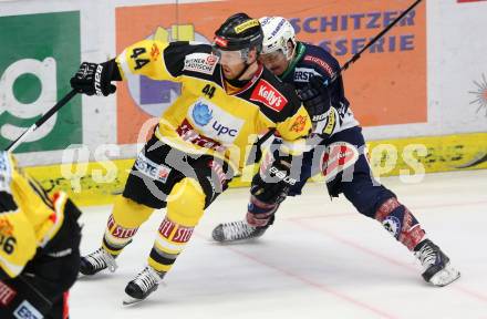 EBEL. Eishockey Bundesliga. EC VSV gegen UPC Vienna Capitals. Patrick Platzer,  (VSV), Jamie Fraser (Caps). Villach, am 17.11.2015.
Foto: Kuess 


---
pressefotos, pressefotografie, kuess, qs, qspictures, sport, bild, bilder, bilddatenbank