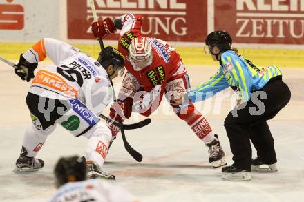 EBEL. Eishockey Bundesliga. KAC gegen 	Moser Medical Graz 99ers. Patrick Harand,  (KAC), Philipp Pinter, (Graz),  Lineswoman Bettina Angerer. Klagenfurt, am 17.11.2015.
Foto: Kuess

---
pressefotos, pressefotografie, kuess, qs, qspictures, sport, bild, bilder, bilddatenbank