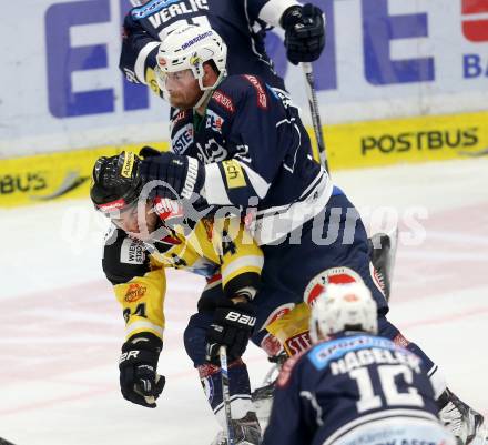 EBEL. Eishockey Bundesliga. EC VSV gegen UPC Vienna Capitals. Markus Schlacher,  (VSV), Jonathan Ferland (Caps). Villach, am 17.11.2015.
Foto: Kuess 


---
pressefotos, pressefotografie, kuess, qs, qspictures, sport, bild, bilder, bilddatenbank