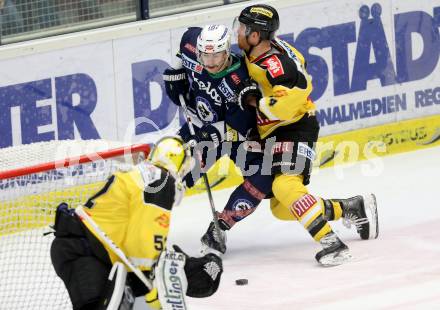 EBEL. Eishockey Bundesliga. EC VSV gegen UPC Vienna Capitals. Miha Verlic,  (VSV), Jamie Fraser (Caps). Villach, am 17.11.2015.
Foto: Kuess 


---
pressefotos, pressefotografie, kuess, qs, qspictures, sport, bild, bilder, bilddatenbank