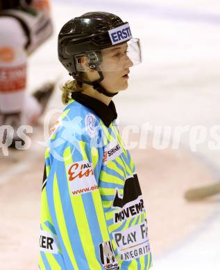 EBEL. Eishockey Bundesliga. KAC gegen 	Moser Medical Graz 99ers. Lineswoman Bettina Angerer. Klagenfurt, am 17.11.2015.
Foto: Kuess

---
pressefotos, pressefotografie, kuess, qs, qspictures, sport, bild, bilder, bilddatenbank