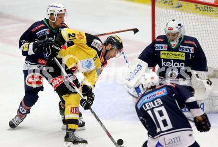 EBEL. Eishockey Bundesliga. EC VSV gegen UPC Vienna Capitals. Nico Brunner, Jean Philippe Lamoureux, (VSV), Derek Whitmore (Caps). Villach, am 17.11.2015.
Foto: Kuess 


---
pressefotos, pressefotografie, kuess, qs, qspictures, sport, bild, bilder, bilddatenbank