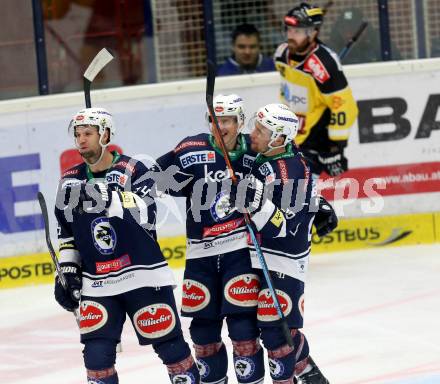 EBEL. Eishockey Bundesliga. EC VSV gegen UPC Vienna Capitals. Torjubel Daniel Nageler, Matt Kelly, Nico Brunner (VSV). Villach, am 17.11.2015.
Foto: Kuess 


---
pressefotos, pressefotografie, kuess, qs, qspictures, sport, bild, bilder, bilddatenbank