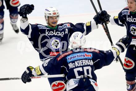 EBEL. Eishockey Bundesliga. EC VSV gegen UPC Vienna Capitals. Torjubel Stefan Bacher, Ryan McKiernan (VSV). Villach, am 17.11.2015.
Foto: Kuess 


---
pressefotos, pressefotografie, kuess, qs, qspictures, sport, bild, bilder, bilddatenbank