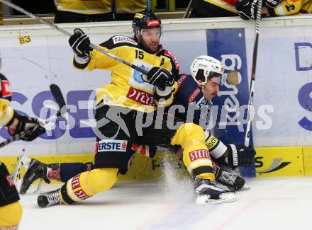 EBEL. Eishockey Bundesliga. EC VSV gegen UPC Vienna Capitals.  Miha Verlic,  (VSV), Danny Bois (Caps). Villach, am 17.11.2015.
Foto: Kuess 


---
pressefotos, pressefotografie, kuess, qs, qspictures, sport, bild, bilder, bilddatenbank