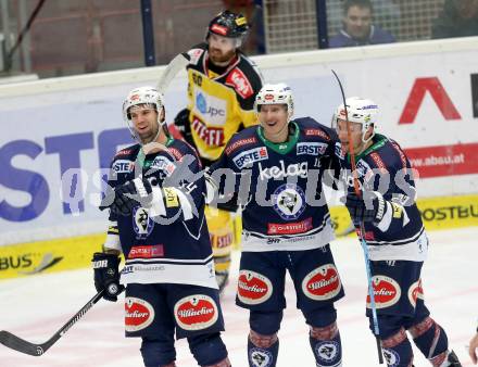 EBEL. Eishockey Bundesliga. EC VSV gegen UPC Vienna Capitals. Torjubel Daniel Nageler, Matt Kelly, Nico Brunner (VSV). Villach, am 17.11.2015.
Foto: Kuess 


---
pressefotos, pressefotografie, kuess, qs, qspictures, sport, bild, bilder, bilddatenbank