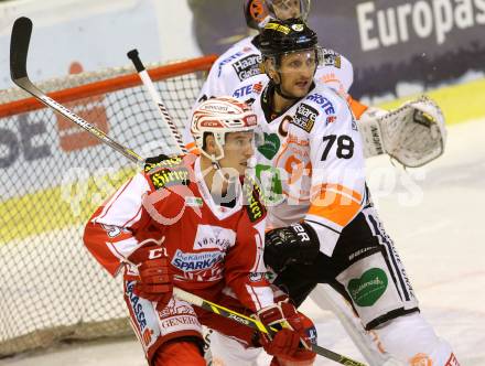 EBEL. Eishockey Bundesliga. KAC gegen 	Moser Medical Graz 99ers. Oliver Setzinger, (KAC), Philipp Pinter  (Graz). Klagenfurt, am 17.11.2015.
Foto: Kuess

---
pressefotos, pressefotografie, kuess, qs, qspictures, sport, bild, bilder, bilddatenbank