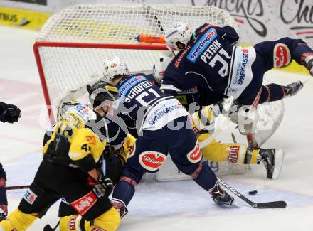 EBEL. Eishockey Bundesliga. EC VSV gegen UPC Vienna Capitals. Rick Schofield, Benjamin Petrik, (VSV), Troy Milam  (Caps). Villach, am 17.11.2015.
Foto: Kuess 


---
pressefotos, pressefotografie, kuess, qs, qspictures, sport, bild, bilder, bilddatenbank