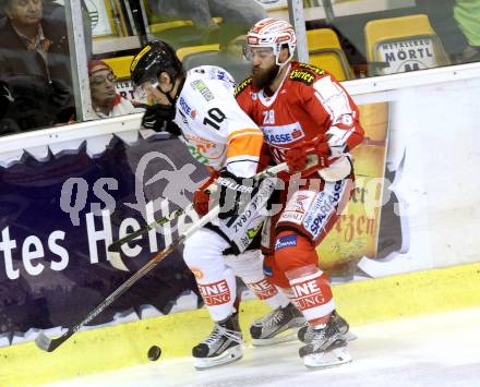 EBEL. Eishockey Bundesliga. KAC gegen 	Moser Medical Graz 99ers. Martin Schumnig,  (KAC), Zintis-Nauris Zusevics (Graz). Klagenfurt, am 17.11.2015.
Foto: Kuess

---
pressefotos, pressefotografie, kuess, qs, qspictures, sport, bild, bilder, bilddatenbank