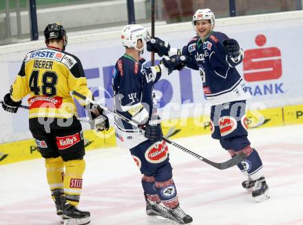 EBEL. Eishockey Bundesliga. EC VSV gegen UPC Vienna Capitals. Torjubel Daniel Nageler, Matt Kelly (VSV). Villach, am 17.11.2015.
Foto: Kuess 


---
pressefotos, pressefotografie, kuess, qs, qspictures, sport, bild, bilder, bilddatenbank