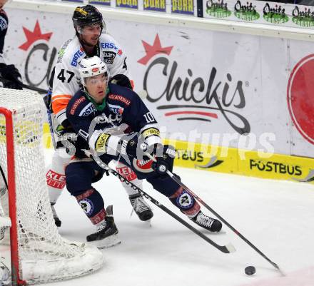 EBEL. Eishockey Bundesliga. EC VSV gegen Moser Medical Graz 99ers.  Brock McBride,  (VSV), Evan Brophey (Graz). Villach, am 24.11.2015.
Foto: Kuess 


---
pressefotos, pressefotografie, kuess, qs, qspictures, sport, bild, bilder, bilddatenbank