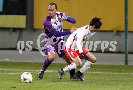 Fussball Sky go Erste Liga. SK Austria Klagenfurt gegen FC Liefering.  Christian Prawda, (Klagenfurt), Masaya Okugawa  (Liefering). Klagenfurt, am 27.11.2015.
Foto: Kuess
---
pressefotos, pressefotografie, kuess, qs, qspictures, sport, bild, bilder, bilddatenbank