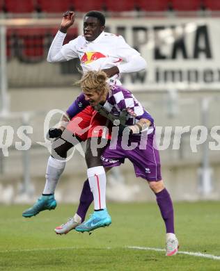 Fussball Sky go Erste Liga. SK Austria Klagenfurt gegen FC Liefering.  Dominik Puercher, (Klagenfurt),  Dayotchanculle Upamecano (Liefering). Klagenfurt, am 27.11.2015.
Foto: Kuess
---
pressefotos, pressefotografie, kuess, qs, qspictures, sport, bild, bilder, bilddatenbank