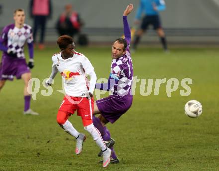 Fussball Sky go Erste Liga. SK Austria Klagenfurt gegen FC Liefering.  Christian Prawda,  (Klagenfurt), David Atanga (Liefering). Klagenfurt, am 27.11.2015.
Foto: Kuess
---
pressefotos, pressefotografie, kuess, qs, qspictures, sport, bild, bilder, bilddatenbank