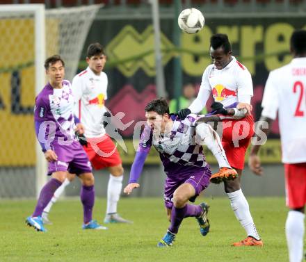 Fussball Sky go Erste Liga. SK Austria Klagenfurt gegen FC Liefering.  Bernd Kager, (Klagenfurt), Raphael Dwamena  (Liefering). Klagenfurt, am 27.11.2015.
Foto: Kuess
---
pressefotos, pressefotografie, kuess, qs, qspictures, sport, bild, bilder, bilddatenbank