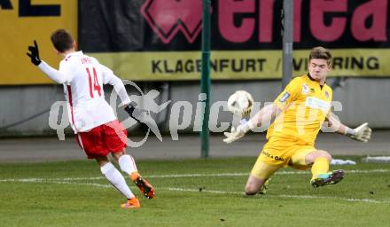 Fussball Sky go Erste Liga. SK Austria Klagenfurt gegen FC Liefering.  Filip Dmitrovic, (Klagenfurt),  Alexander Joppich (Liefering). Klagenfurt, am 27.11.2015.
Foto: Kuess
---
pressefotos, pressefotografie, kuess, qs, qspictures, sport, bild, bilder, bilddatenbank