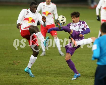 Fussball Sky go Erste Liga. SK Austria Klagenfurt gegen FC Liefering.  Eric Zachhuber,  (Klagenfurt), Dayotchanculle Upamecano (Liefering). Klagenfurt, am 27.11.2015.
Foto: Kuess
---
pressefotos, pressefotografie, kuess, qs, qspictures, sport, bild, bilder, bilddatenbank