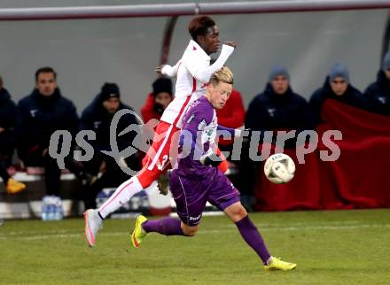 Fussball Sky go Erste Liga. SK Austria Klagenfurt gegen FC Liefering.  Fabian Miesenboeck,  (Klagenfurt),  David Atanga (Liefering). Klagenfurt, am 27.11.2015.
Foto: Kuess
---
pressefotos, pressefotografie, kuess, qs, qspictures, sport, bild, bilder, bilddatenbank