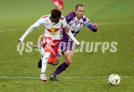 Fussball Sky go Erste Liga. SK Austria Klagenfurt gegen FC Liefering.  Christian Prawda,  (Klagenfurt), David Atanga (Liefering). Klagenfurt, am 27.11.2015.
Foto: Kuess
---
pressefotos, pressefotografie, kuess, qs, qspictures, sport, bild, bilder, bilddatenbank