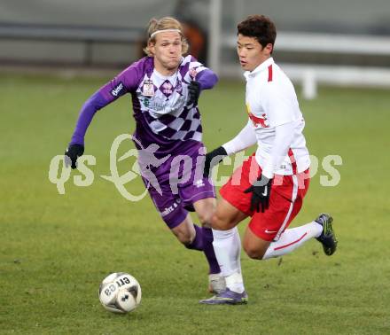 Fussball Sky go Erste Liga. SK Austria Klagenfurt gegen FC Liefering.  Dominik Puercher,  (Klagenfurt), Hee Chan Hwang (Liefering). Klagenfurt, am 27.11.2015.
Foto: Kuess
---
pressefotos, pressefotografie, kuess, qs, qspictures, sport, bild, bilder, bilddatenbank